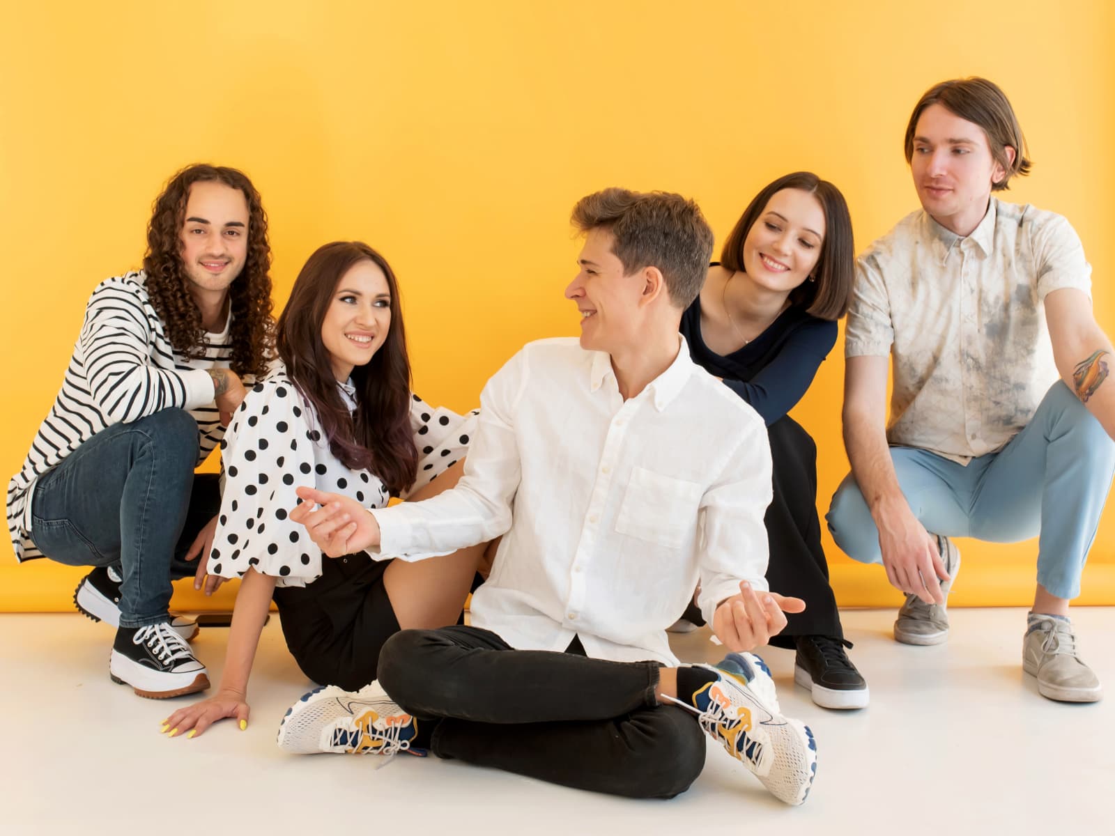 Hiring and recruiting manager calls a candidate